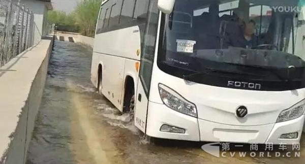 福田欧辉8.5米燃料电池大巴涉水测试实况展示4.jpg 福田欧辉8.5米燃料电池大巴涉水测试实况展示4.jpg