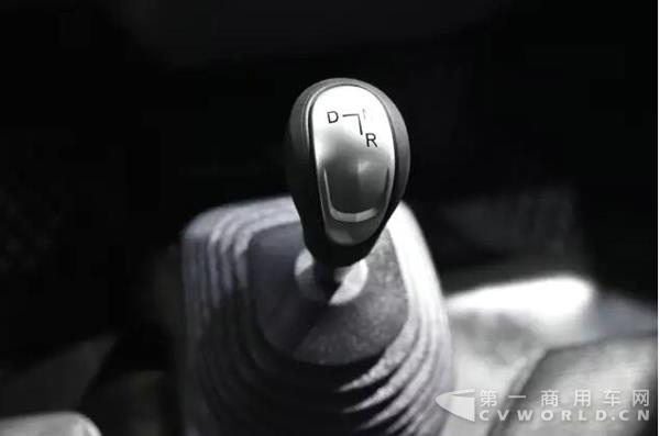 C300-33三温冷链车10.jpg C300-33三温冷链车10.jpg