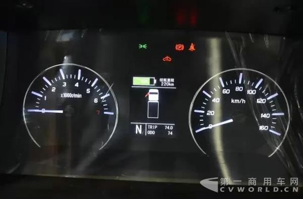 C300-33三温冷链车13.jpg C300-33三温冷链车13.jpg