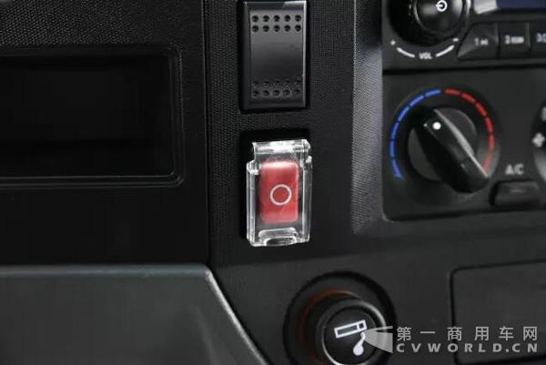 C300-33三温冷链车15.jpg C300-33三温冷链车15.jpg