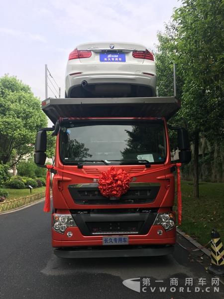 现场展示的长久中置轴轿运车新车,采用中国重汽T5G 310卡车底盘改装而成,采用空气悬架2.jpg 现场展示的长久中置轴轿运车新车,采用中国重汽T5G 310卡车底盘改装而成,采用空气悬架2.jpg