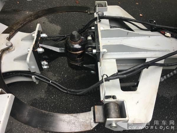 现场展示的长久中置轴轿运车新车,采用中国重汽T5G 310卡车底盘改装而成,采用空气悬架3.jpg 现场展示的长久中置轴轿运车新车,采用中国重汽T5G 310卡车底盘改装而成,采用空气悬架3.jpg