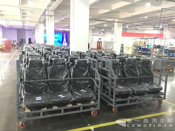 与会嘉宾参观工厂3.jpg 与会嘉宾参观工厂3.jpg