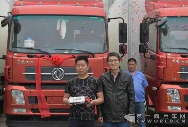 福建商务代表处经理彭杰向客户赠送东风车模.jpg 福建商务代表处经理彭杰向客户赠送东风车模.jpg