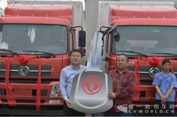 福州昶达总经理徐斌向客户赠送新车钥匙.jpg 福州昶达总经理徐斌向客户赠送新车钥匙.jpg