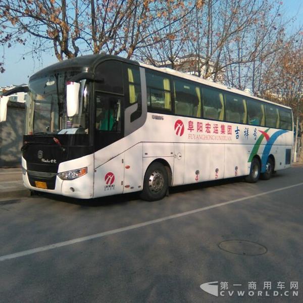走在阜阳街头的宏运集团旅游班车.jpg 走在阜阳街头的宏运集团旅游班车.jpg