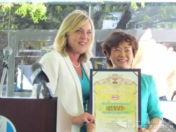 洛杉矶郡长KathrynBarger(左)感谢比亚迪在推动美国公交进步的同时,更积极融入当地社区,创造众多就业岗位.jpg 洛杉矶郡长KathrynBarger(左)感谢比亚迪在推动美国公交进步的同时,更积极融入当地社区,创造众多就业岗位.jpg