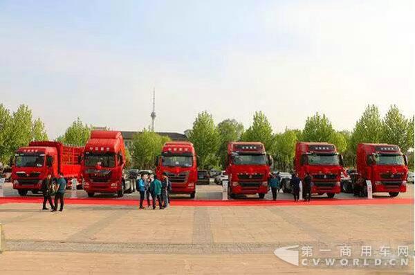 豪沃T7440牵引车.jpg 豪沃T7440牵引车.jpg
