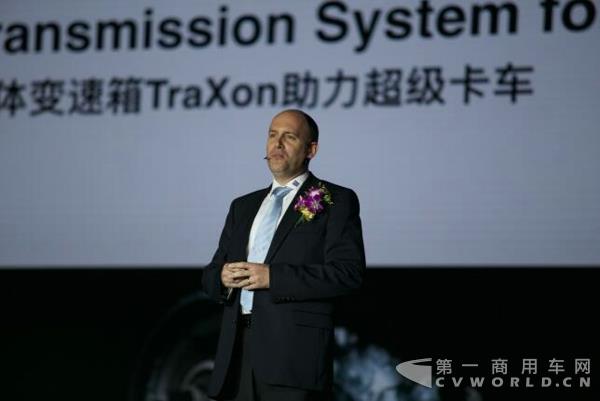 采埃孚商用车大客户经理Mr.Richard Bleunven讲解采埃孚全新一代TraXon自动变速箱.jpg 采埃孚商用车大客户经理Mr.Richard Bleunven讲解采埃孚全新一代TraXon自动变速箱.jpg