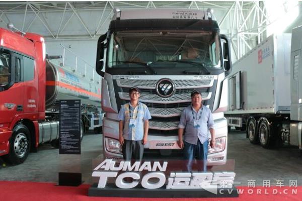 欧曼EST超级卡车明星用户交车1.jpg 欧曼EST超级卡车明星用户交车1.jpg