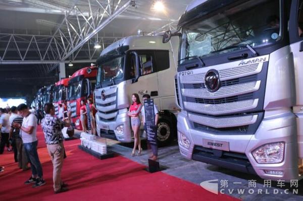 欧曼EST超级卡车明星用户交车3.jpg 欧曼EST超级卡车明星用户交车3.jpg