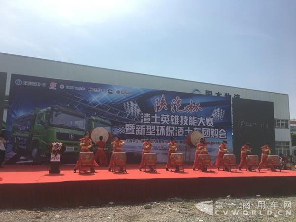 现场擂鼓助威.jpg 现场擂鼓助威.jpg