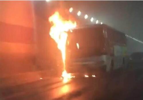 涉嫌事故校车.jpg 涉嫌事故校车.jpg