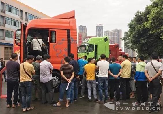 中国重汽展车吸引了很多司机关注.jpg 中国重汽展车吸引了很多司机关注.jpg