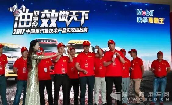 三位小组赛获胜者杨月根、李传瑞、张俊涛(从左至右)进行决赛抽签.jpg 三位小组赛获胜者杨月根、李传瑞、张俊涛(从左至右)进行决赛抽签.jpg