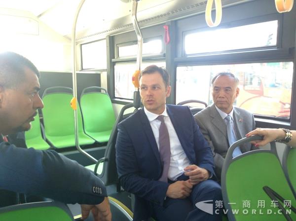 中国驻塞尔维亚大使李满长与贝尔格莱德市市长乘坐海格客车.jpg 中国驻塞尔维亚大使李满长与贝尔格莱德市市长乘坐海格客车.jpg