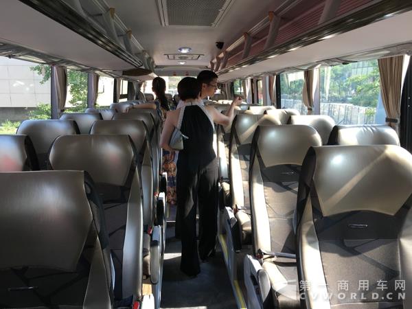 XMQ6127BYD5C公路客车2.jpg XMQ6127BYD5C公路客车2.jpg