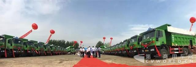 批量红岩LNG新型环保智能渣土车交付郑州,1.jpg 批量红岩LNG新型环保智能渣土车交付郑州,1.jpg