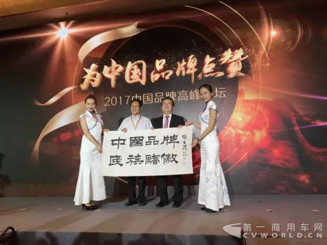 中国一汽作为企业代表接受著名书法家张生礼赠字.jpg 中国一汽作为企业代表接受著名书法家张生礼赠字.jpg