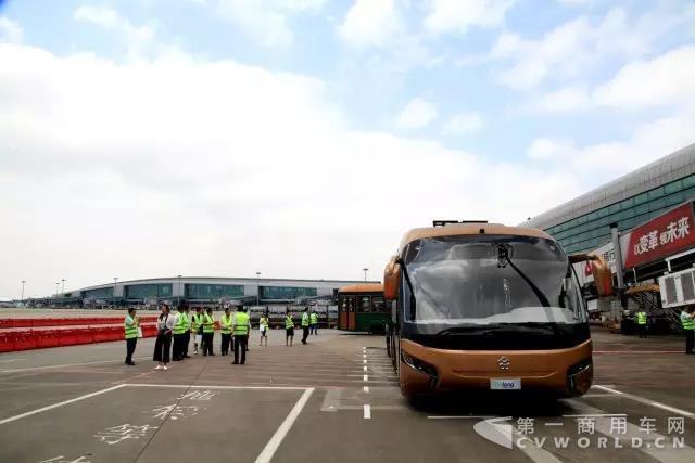 国货骄傲∣银隆VIP摆渡车交付广州白云机场2.jpg 国货骄傲∣银隆VIP摆渡车交付广州白云机场2.jpg