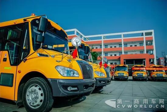 符合安全标准的校车.jpg 符合安全标准的校车.jpg