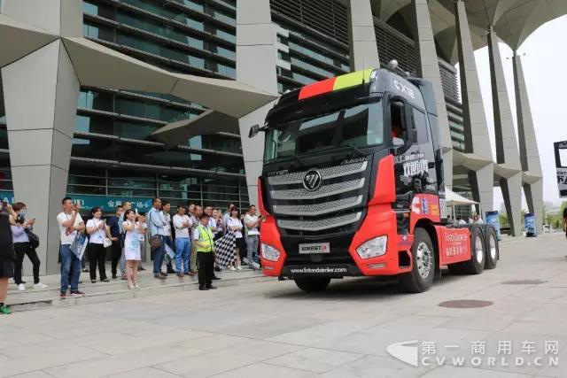用户试乘试驾欧曼EST超级卡车.jpg 用户试乘试驾欧曼EST超级卡车.jpg