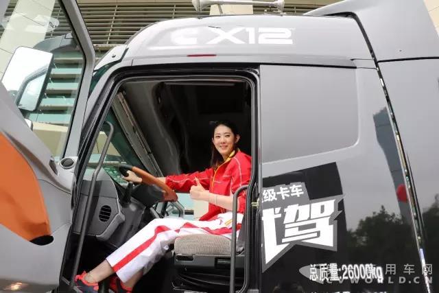 中国女排前世界冠军成员薛明试驾欧曼EST超级卡车】.jpg 中国女排前世界冠军成员薛明试驾欧曼EST超级卡车】.jpg