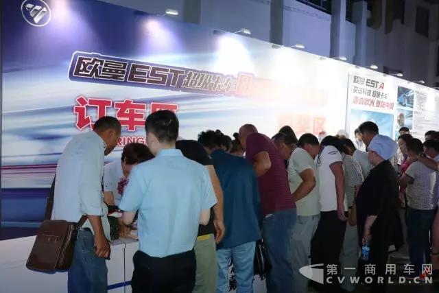 西北地区用户现场抢购欧曼EST超级卡车.jpg 西北地区用户现场抢购欧曼EST超级卡车.jpg