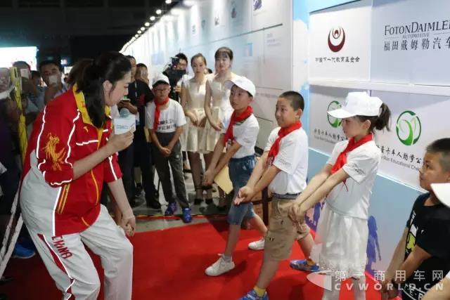 前女排冠军成员薛明教欧曼卡车人家庭子女练习排球】.jpg 前女排冠军成员薛明教欧曼卡车人家庭子女练习排球】.jpg