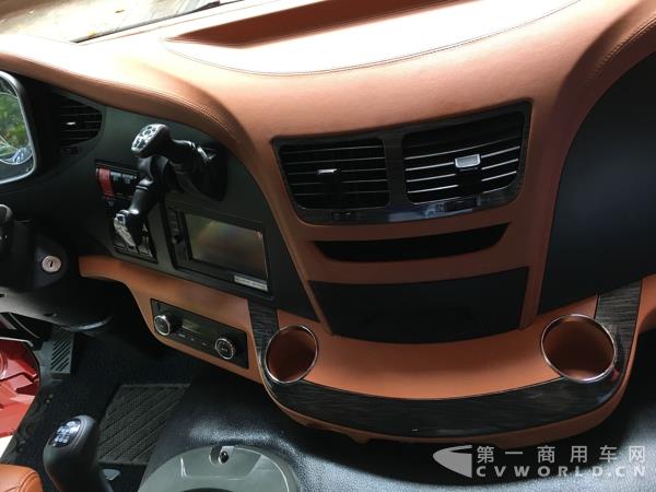 解放新J6 460马力牵引车14.jpg 解放新J6 460马力牵引车14.jpg