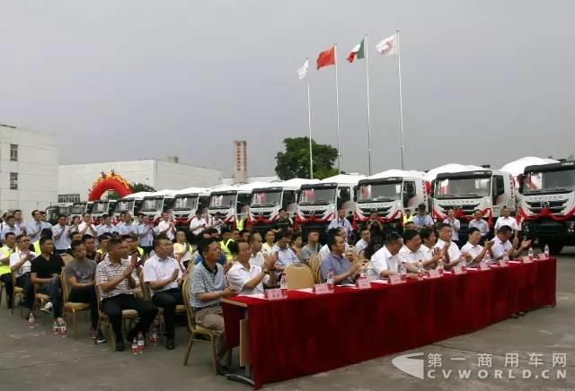 上汽红岩杰狮搅拌车批量交付重庆用户2.jpg 上汽红岩杰狮搅拌车批量交付重庆用户2.jpg