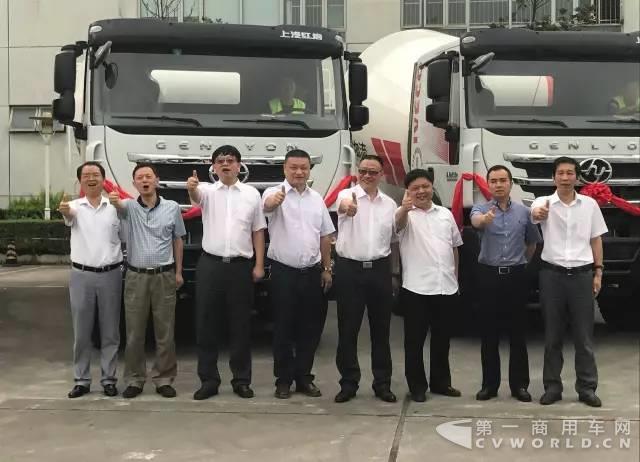 上汽红岩杰狮搅拌车批量交付重庆用户4.jpg 上汽红岩杰狮搅拌车批量交付重庆用户4.jpg