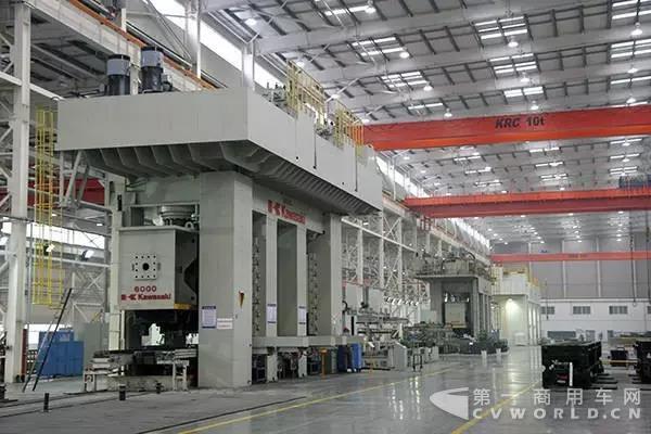 采用高强度钢板材料,由6000T油压机一次冲压成型,承载能力极强,可靠性高.jpg 采用高强度钢板材料,由6000T油压机一次冲压成型,承载能力极强,可靠性高.jpg