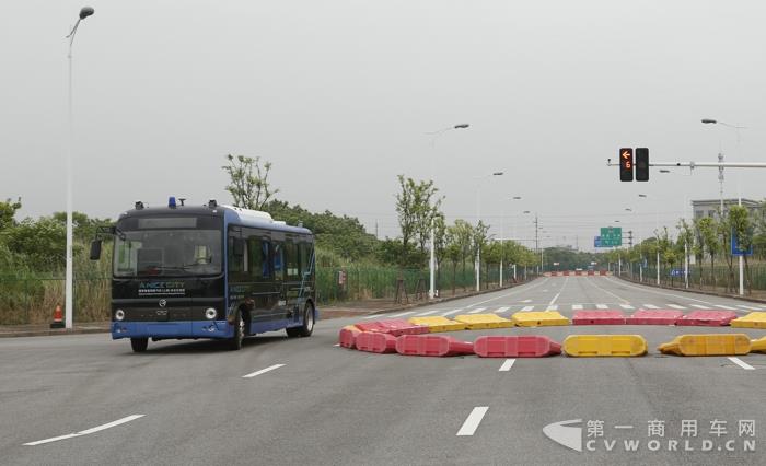 3 金旅无人驾驶客车通过模拟环岛.jpg 3 金旅无人驾驶客车通过模拟环岛.jpg