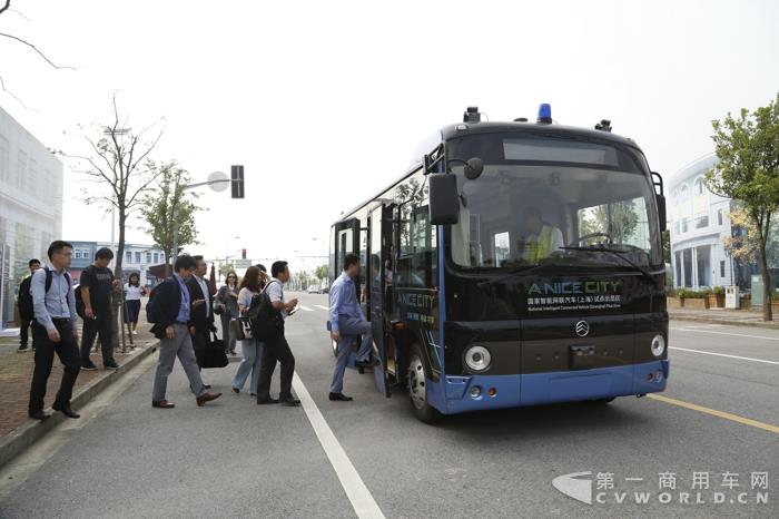 4 媒体记者试乘金旅无人驾驶客车.jpg 4 媒体记者试乘金旅无人驾驶客车.jpg