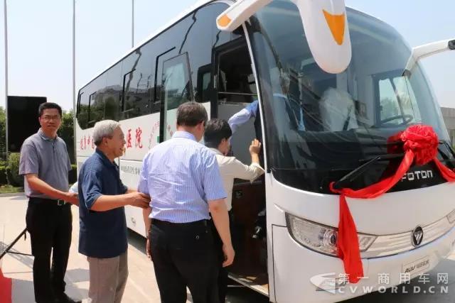 “情系丝绸青海 健康送向高原” 福田欧辉第四代专用医疗车成功交付5.jpg