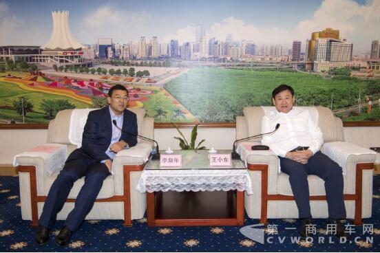 广西壮族自治区党委常委、南宁市委书记王小东与东旭集团执行副总裁李泉年亲切交谈.jpg 广西壮族自治区党委常委、南宁市委书记王小东与东旭集团执行副总裁李泉年亲切交谈.jpg