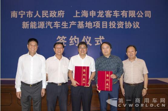 申龙客车董事长陈大城签约仪式现场合影.jpg 申龙客车董事长陈大城签约仪式现场合影.jpg