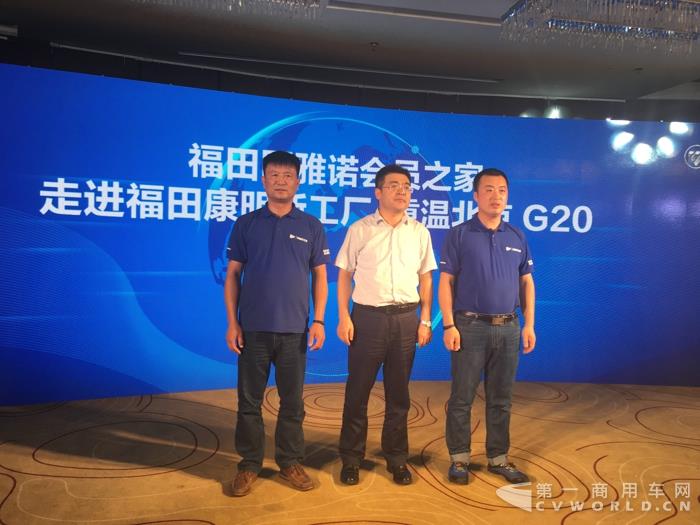 签约仪式(右一为青岛顺意康接送服务有限公司任文波).jpg 签约仪式(右一为青岛顺意康接送服务有限公司任文波).jpg