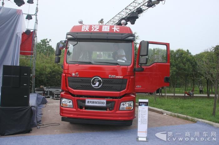 德龙新M3000 2017款 6x4 牵引车 (搭载潍柴WP12发动机 满足国五排放) (8).jpg 德龙新M3000 2017款 6x4 牵引车 (搭载潍柴WP12发动机 满足国五排放) (8).jpg