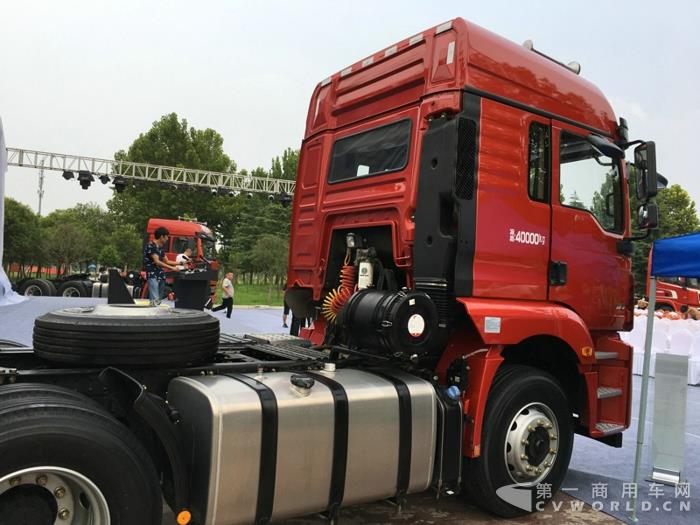 德龙新M3000 2017款 6x4牵引车 (1).jpg 德龙新M3000 2017款 6x4牵引车 (1).jpg