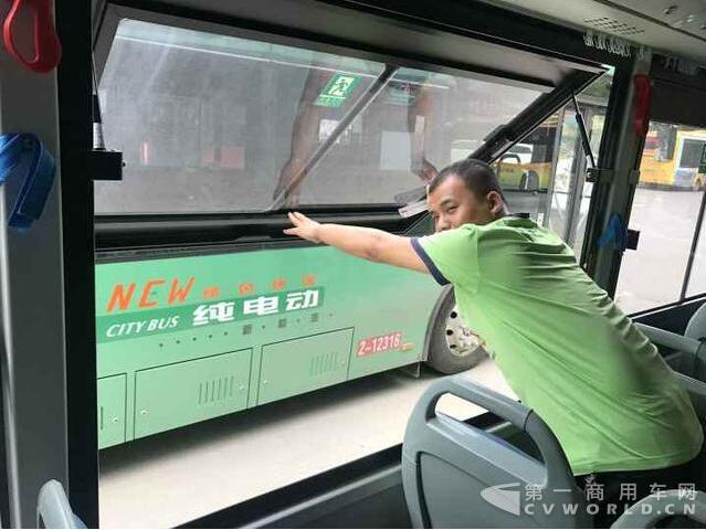 宇通公交车2.jpg 宇通公交车2.jpg