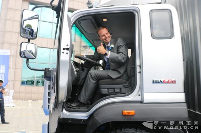 康明光试驾瑞沃ES超级卡车.jpg 康明光试驾瑞沃ES超级卡车.jpg