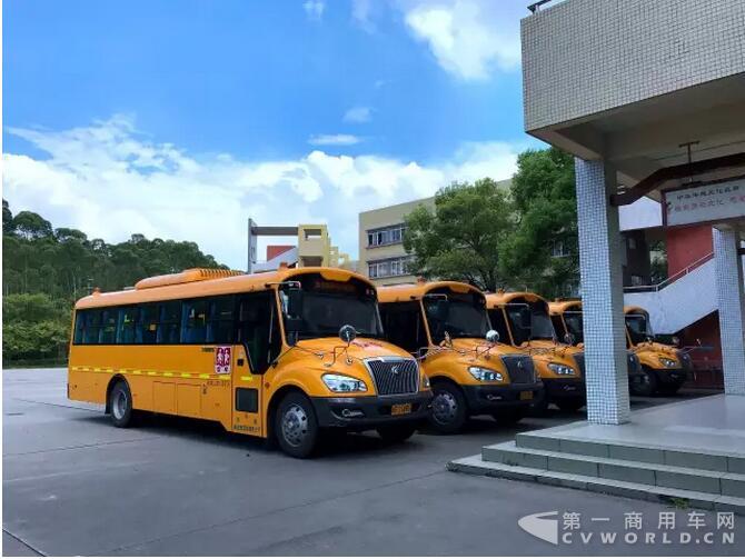 佛山白坭小学校车搭载YC4G发动机.jpg 佛山白坭小学校车搭载YC4G发动机.jpg