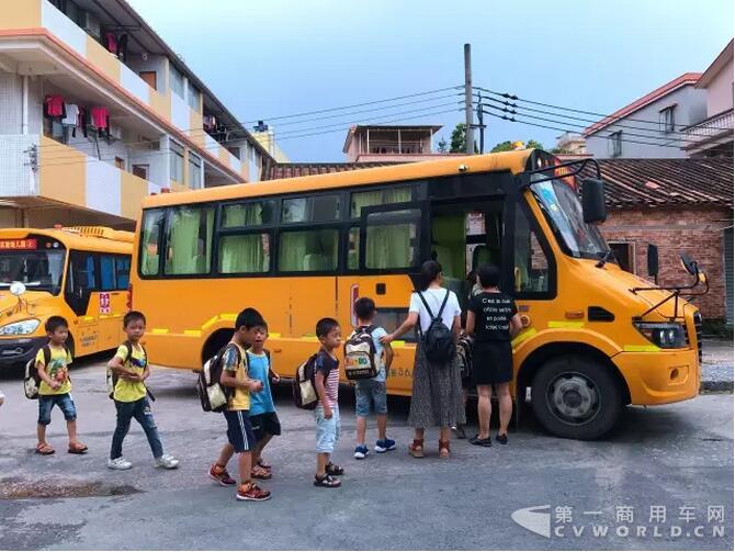 佛山三水幼儿园校车搭载YC4FA发动机2.jpg 佛山三水幼儿园校车搭载YC4FA发动机2.jpg