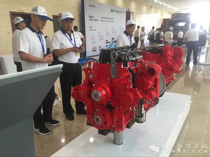 现场展示的康明斯发动机1.jpg 现场展示的康明斯发动机1.jpg
