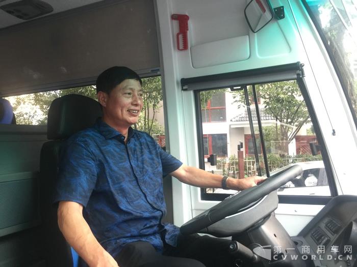 建德新安江长运董事长吕根来体验海格海豹客车.jpg 建德新安江长运董事长吕根来体验海格海豹客车.jpg