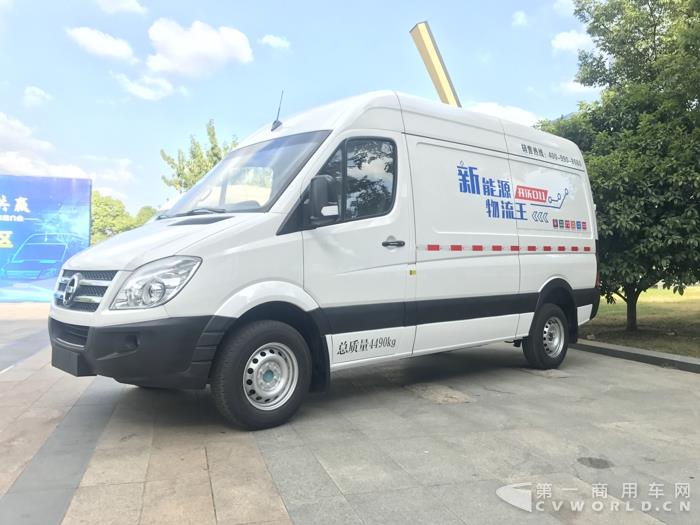 现场展车.jpg 现场展车.jpg