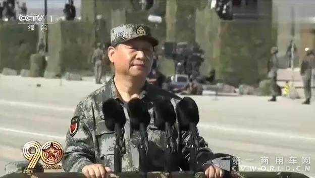 习近平主席乘坐检阅车检阅三军方阵.jpg 习近平主席乘坐检阅车检阅三军方阵.jpg