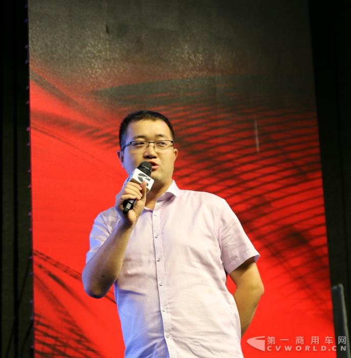 5陕重汽销售公司牵引车项目经理郭攀介绍陕汽康明斯财富版产品.jpg 5陕重汽销售公司牵引车项目经理郭攀介绍陕汽康明斯财富版产品.jpg